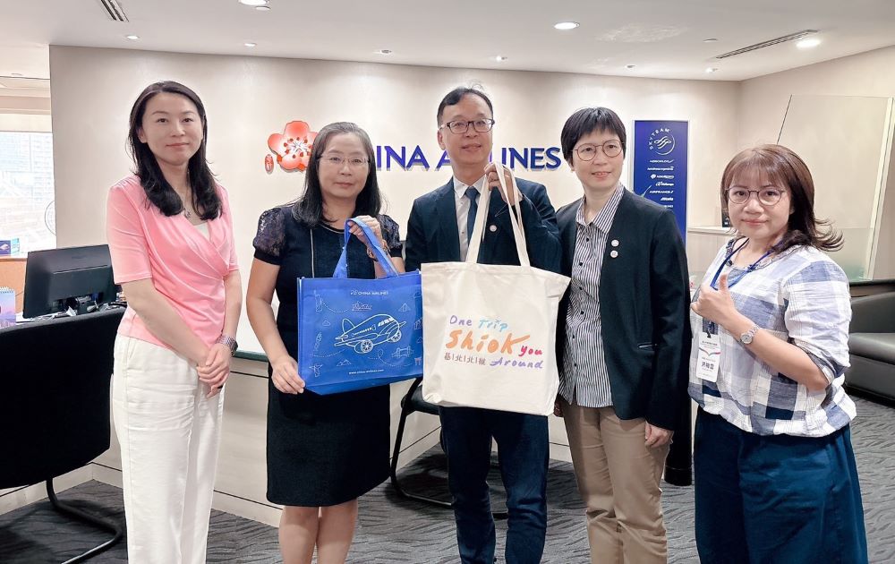 《圖說》基北北桃4市以shiok you around為標語在新加坡行銷北台灣區域旅遊，並在拜會中華航空新加坡分公司曾文慧總經理（左2）時致贈北台灣精選伴手禮。〈觀旅局提供〉