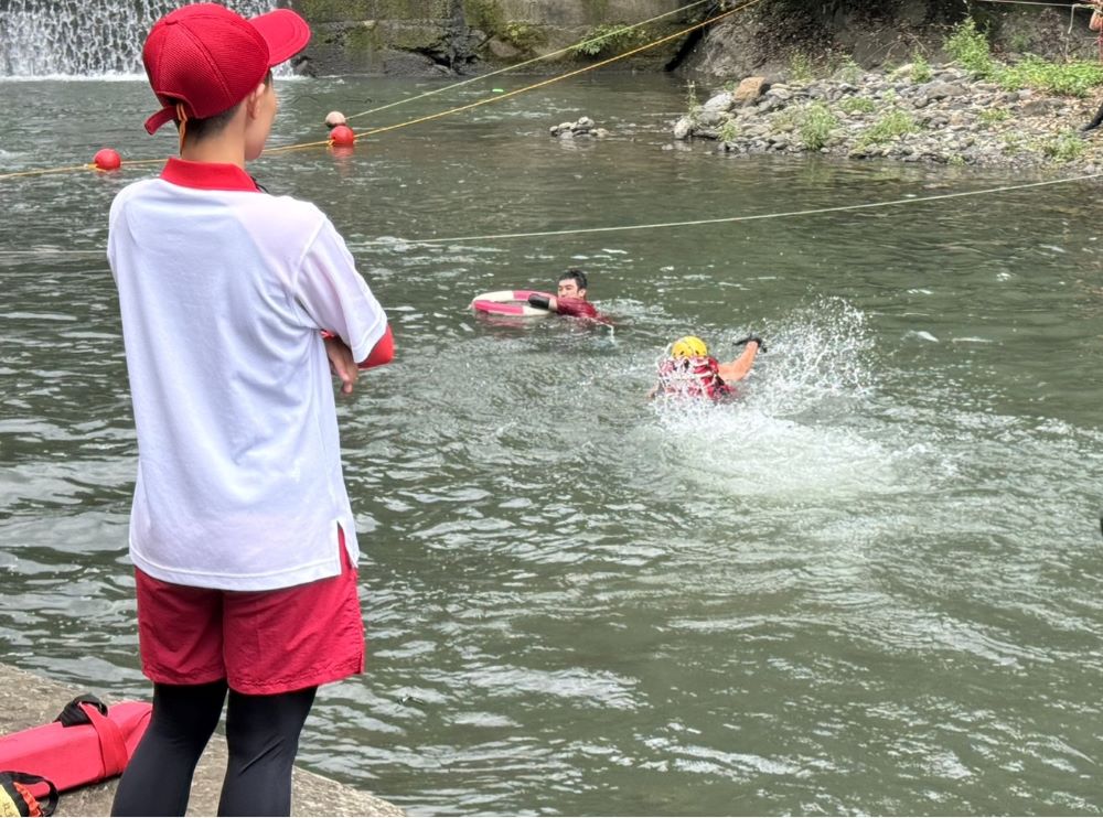 《圖說》大豹溪戲水景點 現場有合格救生員駐守。〈觀旅局提供〉