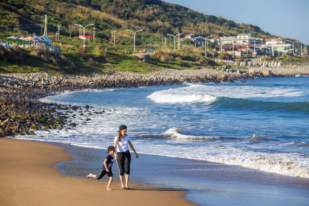 《圖說》金山中角灣是北海岸名聞遐邇的衝浪天堂，淺灘區沙子細膩少有石頭。〈觀旅局提供〉
