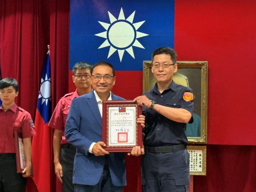 治安汙染源零容忍 侯友宜表揚專案有功人員 1 《圖說》侯友宜市長頒獎表揚114年8月份執行公安聯合稽查專案有功人員,受獎人為金山分局警備隊警務員兼隊長王品正。〈警察局提供〉