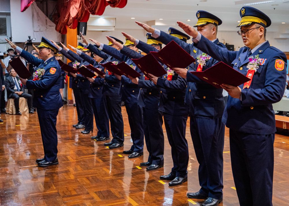 《圖說》市長侯友宜肯定卸任幹部對新北市治安的長期貢獻，也期勉新任幹部持續精進治安環境。〈警察局提供〉