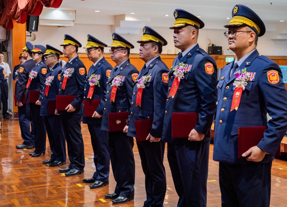 《圖說》新北市政府警察局卸、新任局長、分局長及大隊長聯合布達交接典禮。〈警察局提供〉