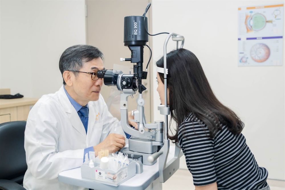 《圖說》賴旗俊醫師提醒若出現線條扭曲、中心黑點或視野不對稱等異常，建議立即就醫檢查。〈土城醫院提供〉