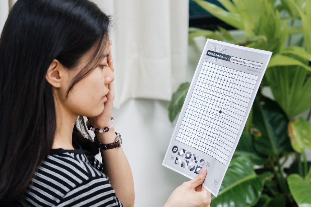 《圖說》賴旗俊建議民眾每日花10秒鐘進行簡易視覺自我檢查。〈土城醫院提供〉