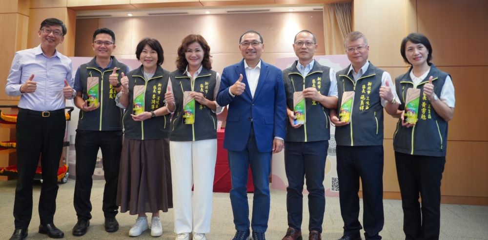 《圖說》新北市長侯友宜頒獎感謝公所辦理農情調查，左一農業局長諶錫輝、右三泰山區長林俊宏。〈農業局提供〉