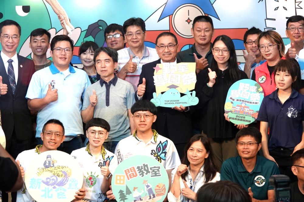 《圖說》「野菜學園祭」食農教育展於新北市政府一樓大廳展出。〈農業局提供〉