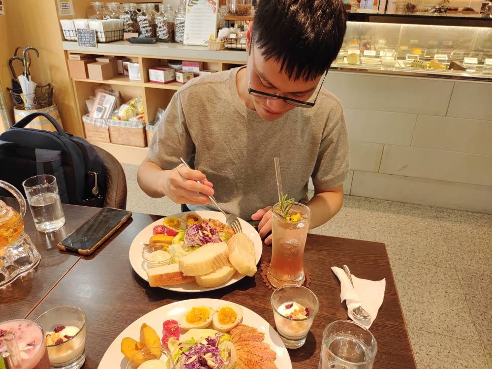 《圖說》「魚缸珈琲Coffish」依照不同季節推出以當季水果製作當季限定甜點及蔬食餐點。〈農業局提供〉