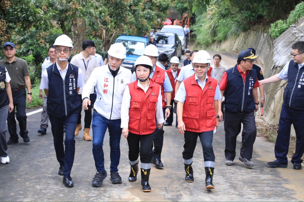 台中霧峰暗坑巷豪雨災損 盧秀燕親赴勘災 1 連日豪雨致台中霧峰暗坑巷災損 盧市長親赴關心搶修進度 全力保障市民安全