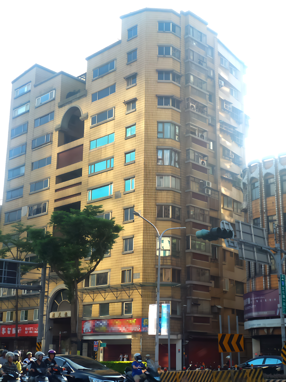 《圖說》文化路華廈更新前外立面磁磚剝落、外觀髒污老舊。〈都更處提供〉