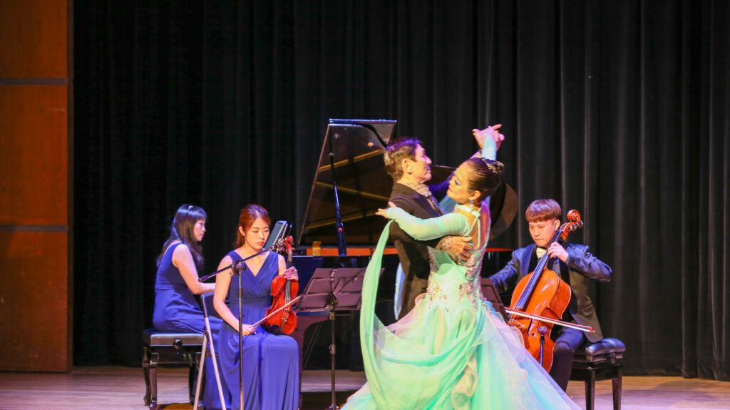 國臺圖舉辦「大手牽小手 閱讀親子音樂會」 9 鋼琴、小提琴與鋼琴的米德三重奏與探戈舞者譚妙愛、吳信昌演出畫面