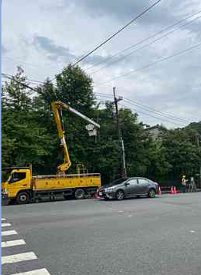 楊柳來襲 台電基隆、北市、北北、北西、北南區處總動員應戰 1 《圖說》台電基隆區處剪修樹枝防颱。〈基隆區處提供〉