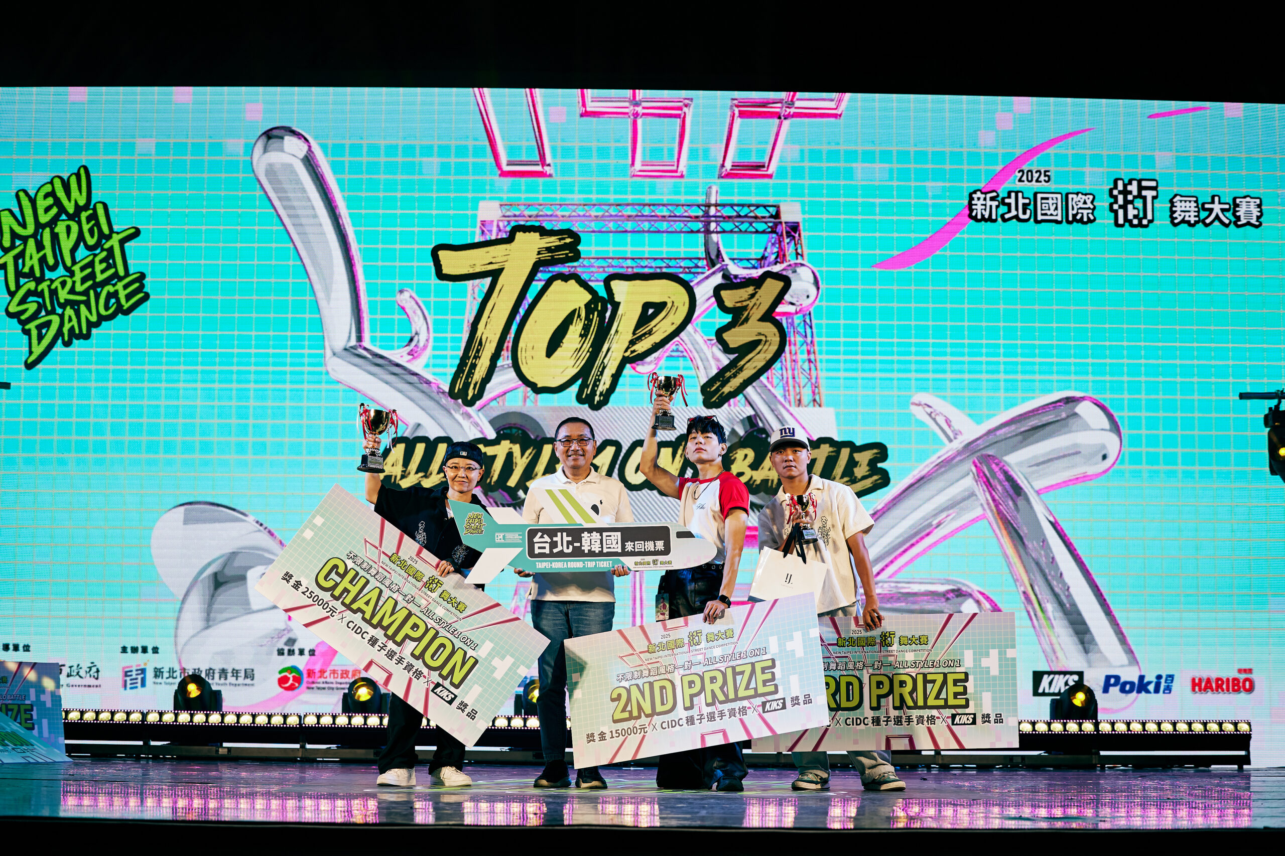 2025新北國際街舞大賽冠軍出爐! 9月前進韓國對決 5 《圖說》不限舞風一對一冠軍popping Kim、亞軍golden Wei、季軍Waving GU(由左至右)將前往韓國天安街舞錦標賽。〈青年局提供〉