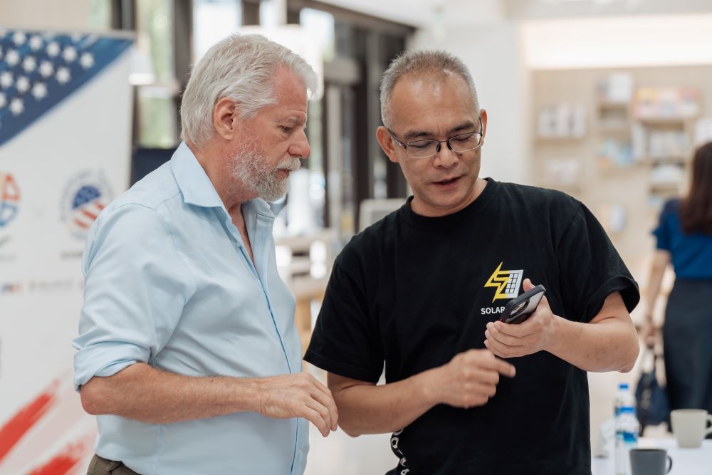 《圖說》加加減減公司CEO張中星與西雅圖創投John Sechrest交流。〈青年局提供〉