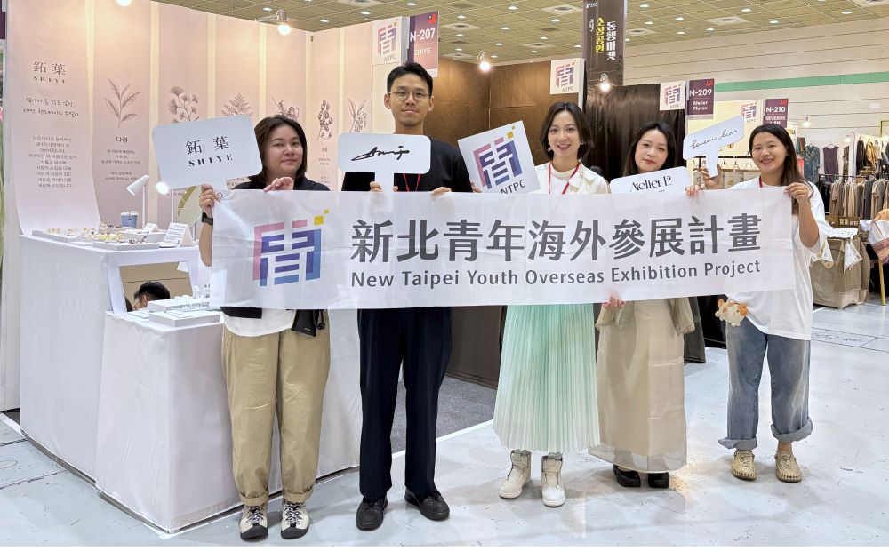 新北青年局進軍首爾 手創展秀實力 深化台韓合作 1 《圖說》新北市青年局長邱兆梅〈中〉率四組文創團隊參加「2025韓國手創展(Handarty+Korea)」。〈青年局提供〉