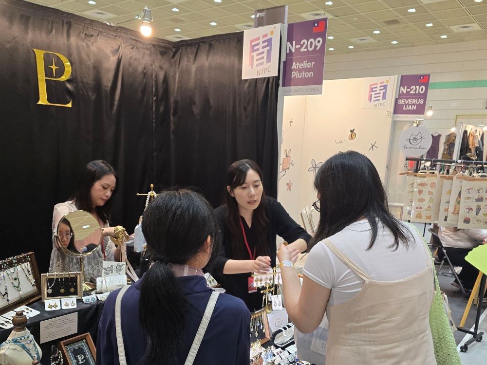 新北青年局進軍首爾 手創展秀實力 深化台韓合作 4 《圖說》參展團隊「暝明」以精緻的工藝飾品吸引韓國民眾駐足。〈青年局提供〉