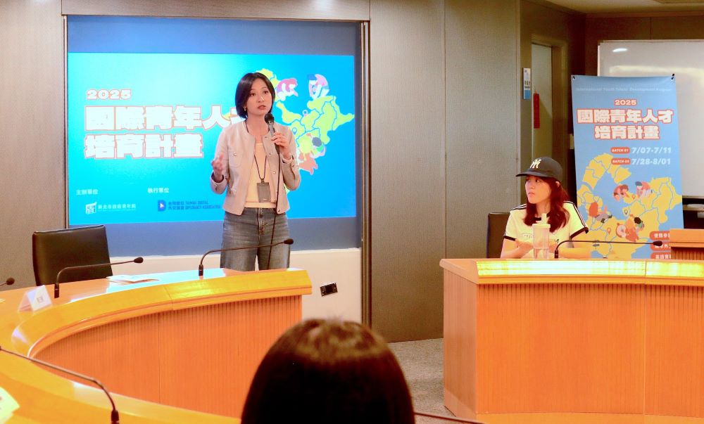 接軌國際 新北青年深入大使館交流 1 《圖說》新北市青年局長邱兆梅勉勵參與國際青年人才培育計畫的學員。〈青年局提供〉