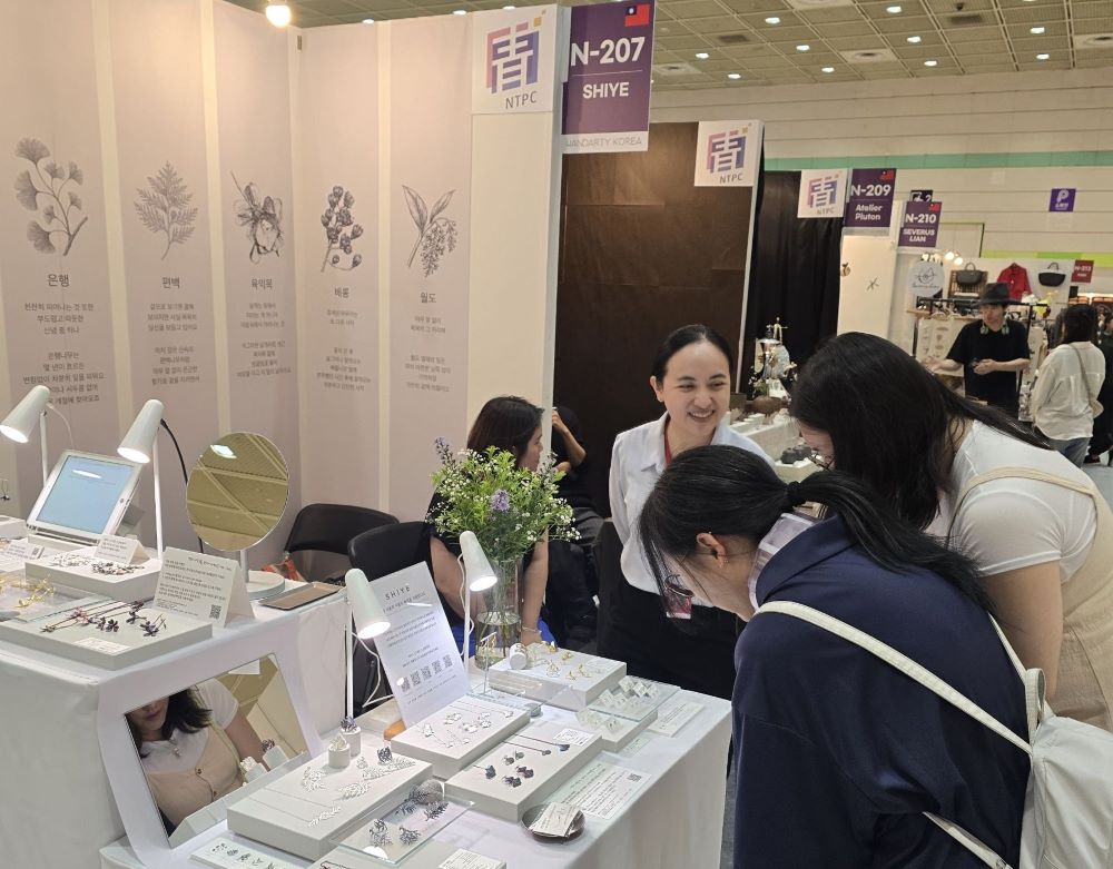 新北青年局進軍首爾 手創展秀實力 深化台韓合作 3 《圖說》參展團隊「鉐葉」,以精緻作品吸引買家與民眾選購。〈青年局提供〉
