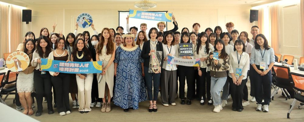 接軌國際 新北青年深入大使館交流 6 《圖說》馬紹爾大使特地換上傳統服飾接待學員。〈青年局提供〉