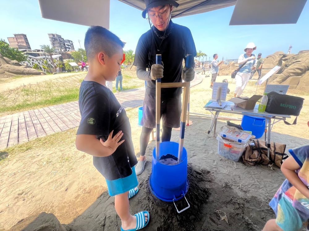 《圖說》去年沙雕工作坊讓小朋友體驗製作沙雕的樂趣。〈高灘處提供〉