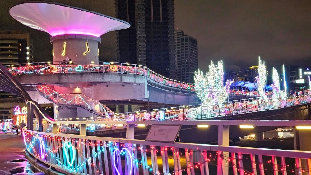 《圖說》辰光橋光雕展以情人節為主題獲得2025國際大獎金獎肯定。〈高灘處提供〉