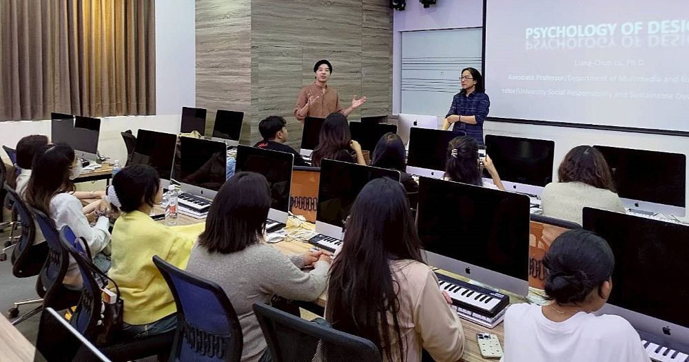 參訪龍華遊戲系聚焦多媒體 泰曼谷大學師生印象深刻 2 《圖說》魯亮君老師教授設計心理學,引導學生提升設計思維與邏輯。〈龍華科大提供〉