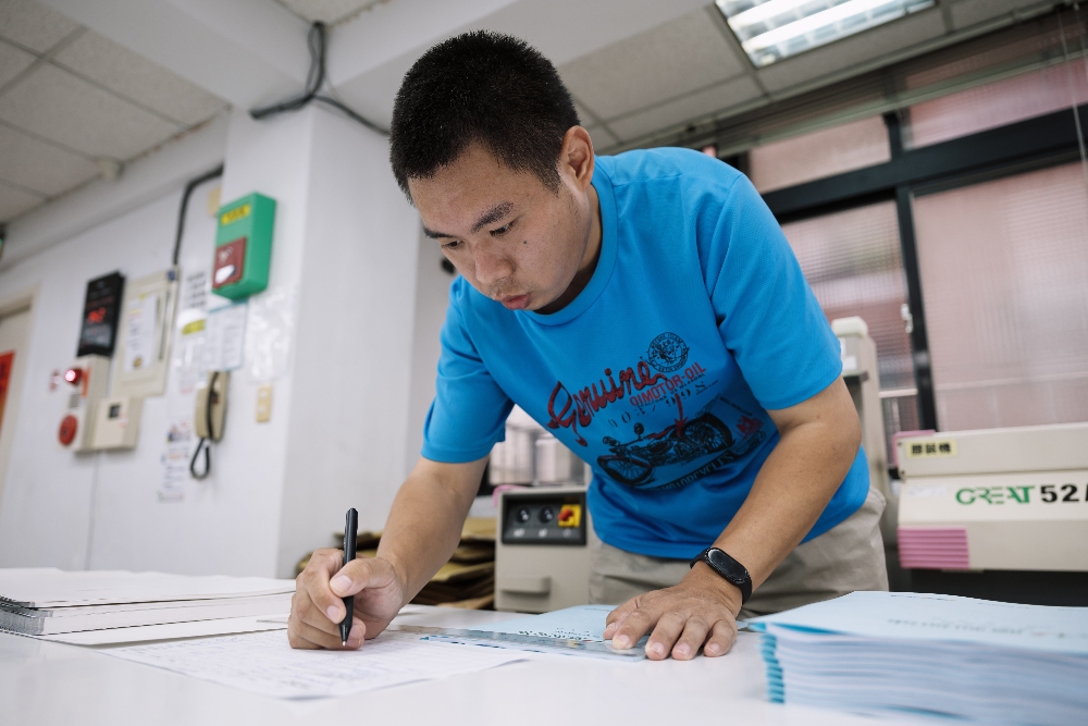 以責任為筆 以堅持為墨:賴昱全寫下職場十年誌 1 ▲昱全憑自已的雙手在勝利印刷中心任職滿十年。(圖/庇護工場提供)