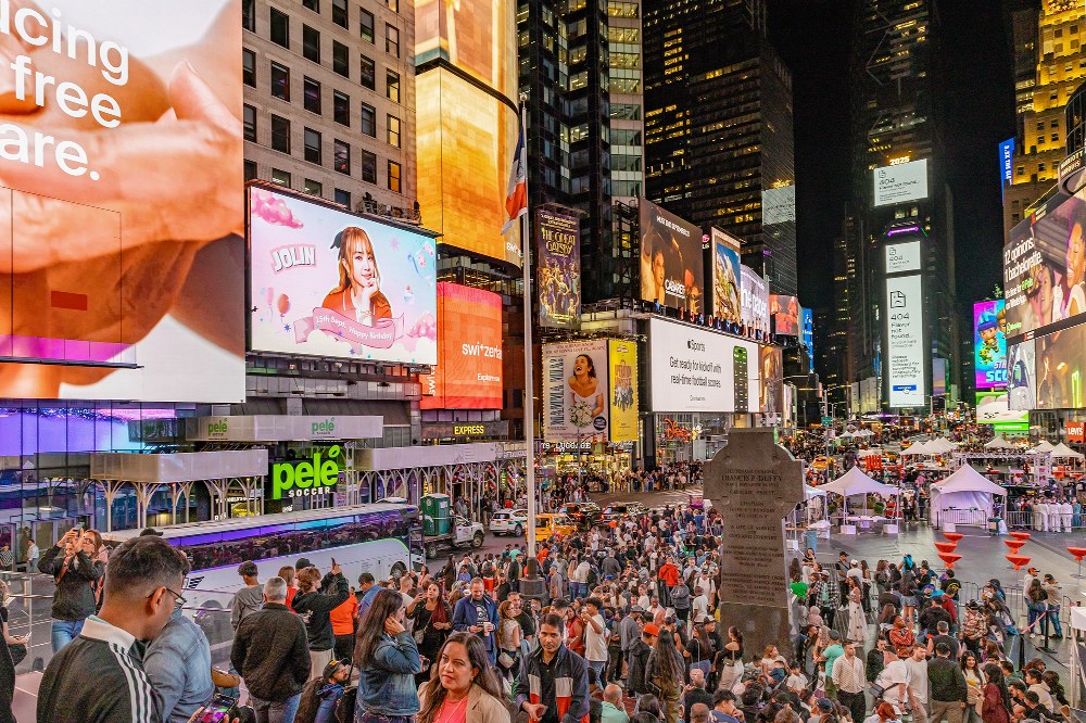 ▲蔡依林生日影片出現在紐約時代廣場的巨型LED螢幕。(圖/蔡依林國際歌友會提供)