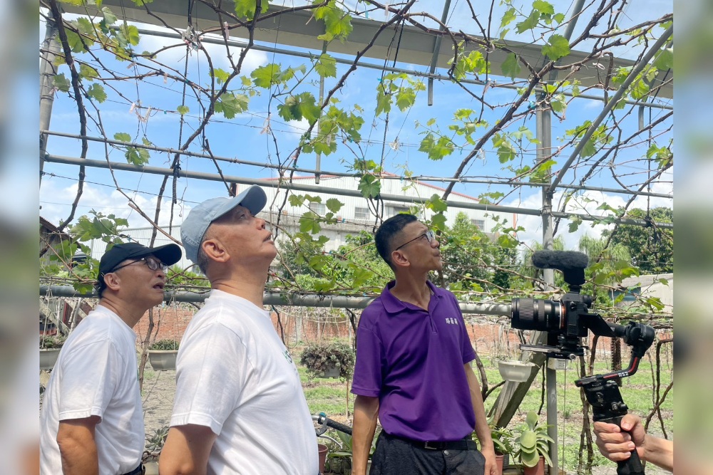 ▲頂新和德基金捐助人代表魏應充（中）親自走訪彰化兩大青創團隊，以「業師」身分親授經營秘訣。(圖/業者提供)