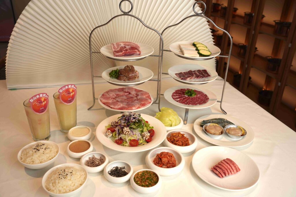 台中屋馬燒肉中秋檔期推親民優惠 聯名在地農產品創造話題 2 02 %E5%B1%8B%E9%A6%AC%E9%A4%90%E9%A3%B2%E9%9B%86%E5%9C%98%E4%BB%8A%E5%B9%B4%E7%89%B9%E5%88%A5%E6%8A%8A%E6%8F%A1%E3%80%8C%E9%96%8F%E5%85%AD%E6%9C%88%E3%80%8D%E5%B8%B6%E4%BE%86%E7%9A%84%E5%BB%B6%E9%95%B7%E6%AA%94%E6%9C%9F%EF%BC%8C%E6%8E%A8%E5%87%BA%E3%80%8C%E7%BE%8E%E7%89%9B%E7%B6%93%E5%85%B8%E9%9B%99%E4%BA%BA%E5%8D%88%E9%96%93%E5%A5%97%E9%A4%90%E3%80%8D%EF%BC%8C%E4%BB%A51580%E5%85%83%E7%9A%84%E8%A6%AA%E6%B0%91%E5%83%B9%E4%BD%8D%EF%BC%8C%E5%90%B8%E5%BC%95%E5%B9%B3%E6%97%A5%E6%B6%88%E8%B2%BB%E6%97%8F%E7%BE%A4%E3%80%81%E5%AD%B8%E7%94%9F%E8%88%87%E6%96%B0%E5%AE%A2%E5%98%97%E9%AE%AE%E3%80%82