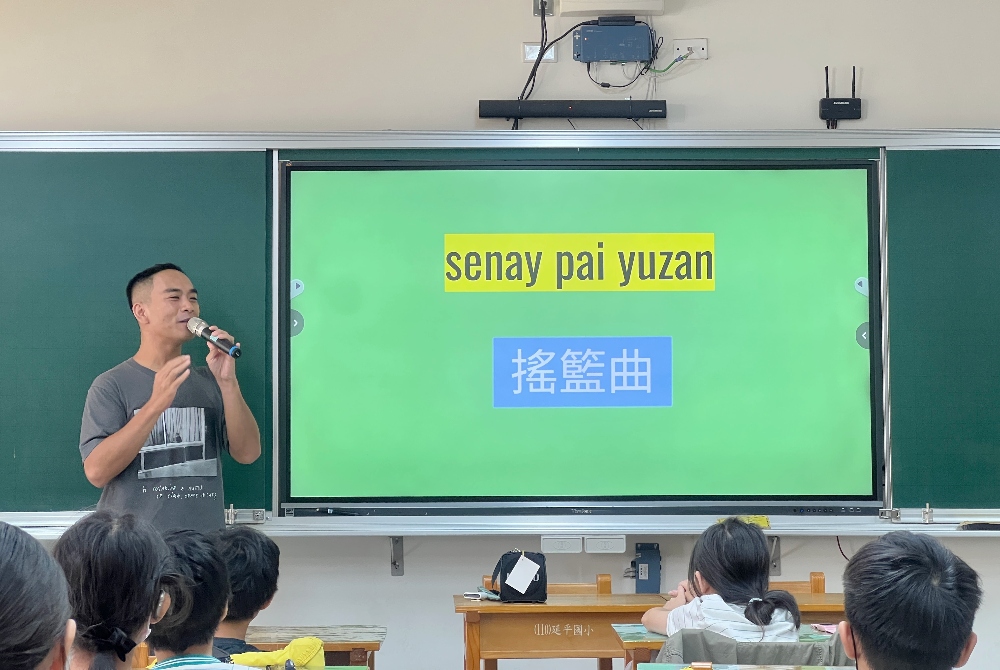 唱出文化搖籃:2025 凱達格蘭文化館「文化宅急便」到校推廣啟動 2 ▲以說故事方式帶領孩子們一起哼唱,在歌聲中學習族語。