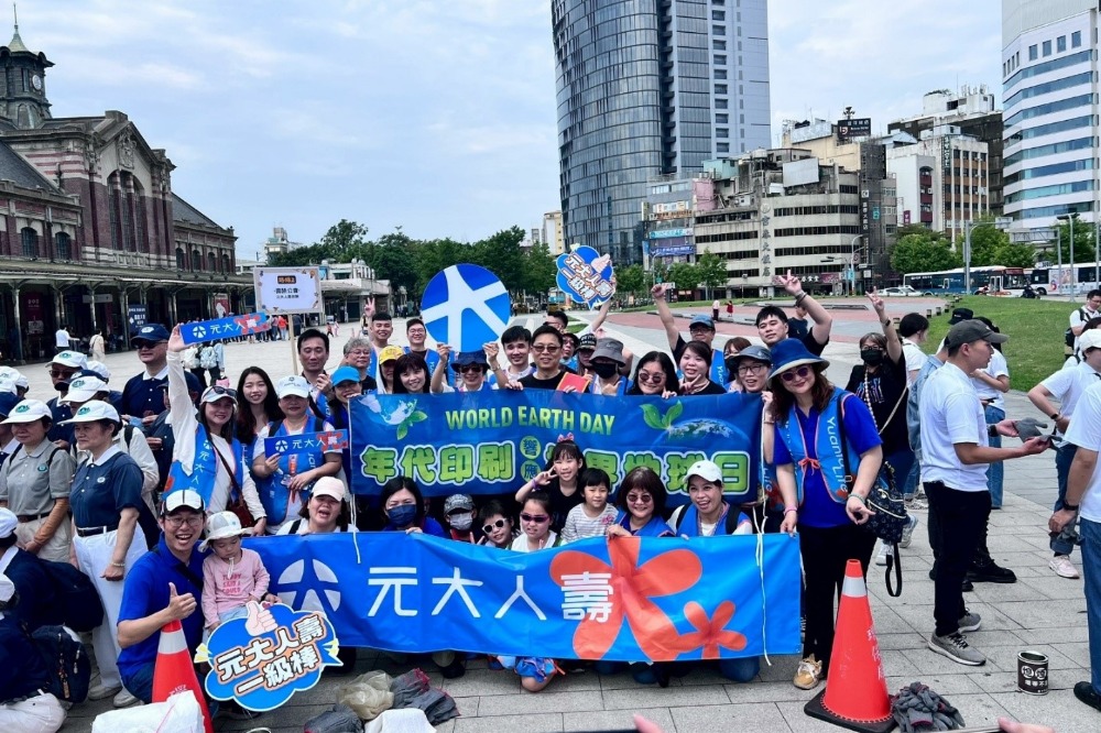 ▲年代印刷配合客戶元大人壽一起參與台中火車站商圈的掃街公益活動。(圖/年代印刷提供)