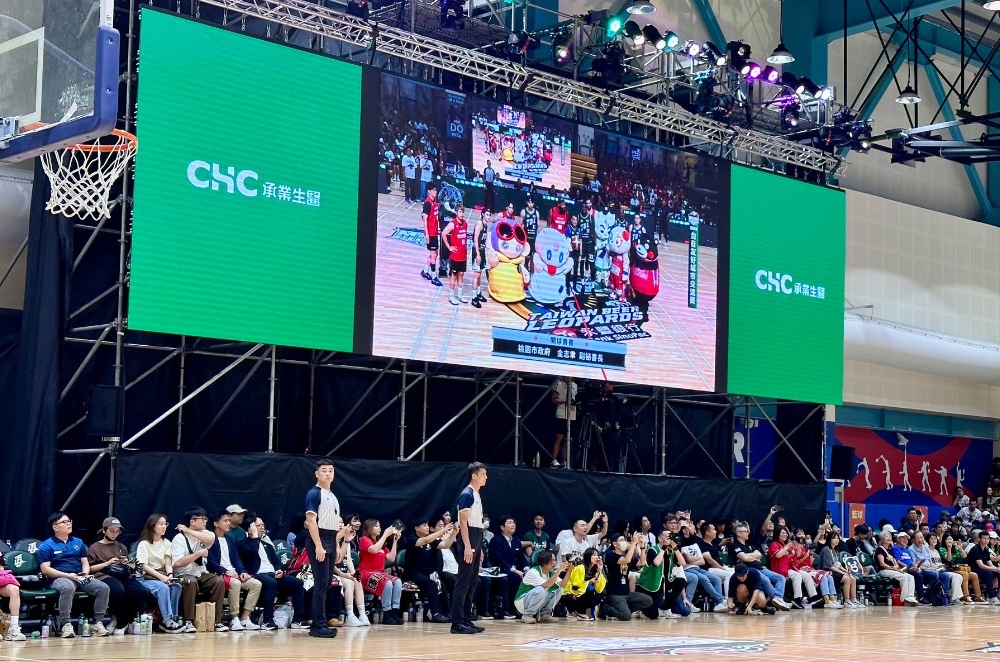 承業生醫贊助台日籃球交流賽 攜手櫻十字深化長照與運動雙邊合作 2 ▲豹哥與熊本熊登場,揭開台日交流序幕。(圖/承業生醫提供)