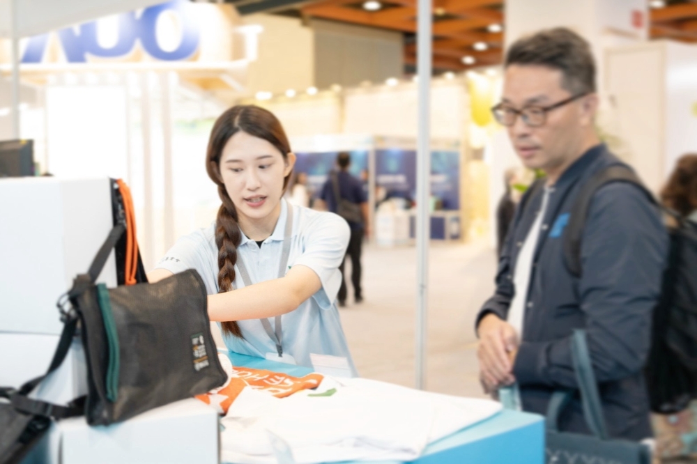 日月光投控獲TSAA台灣永續行動獎三項金獎 2 ▲日月光投控攜環境永續基金會參與「第四屆亞太永續博覽會(2025 SDG Asia)」,展出由廠區回收廢料再製的多元產品,圖為導覽員向參觀民眾介紹各項循環回收再製的產品。(圖/日月光環保永續基金會提供)