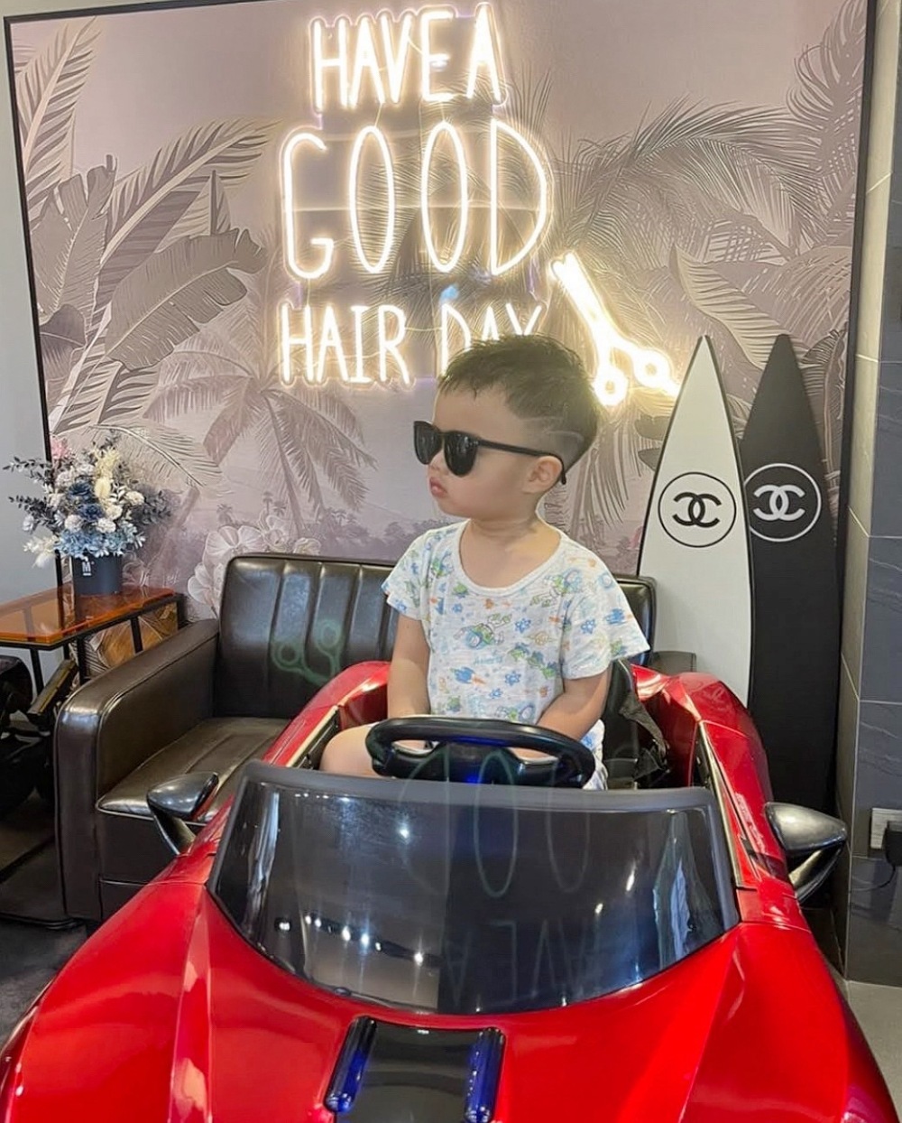 ▲LY Hair Salon 被譽為民生社區最美跑車座椅親子髮廊，寶寶剪髮時寵物自在陪伴，成為台北家庭生活美學新地標。(圖/LY Hair Salon/提供)