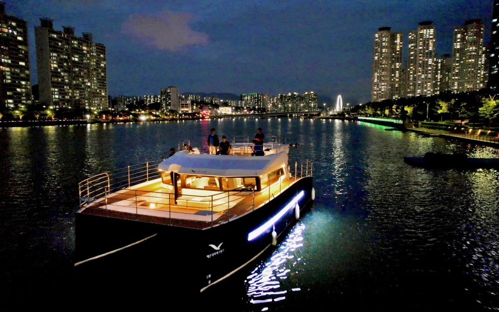 ▲豪華遊艇派對-可以包船(50人)適合大型團體包船來體驗，在甲板上吹著涼爽海風的同時，別忘了拍照留念！(圖/茂昌旅行社提供)