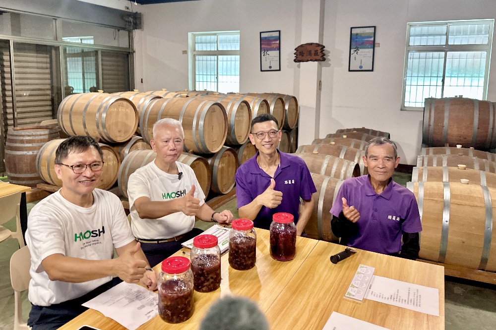 ▲頂新和德基金會捐助人代表魏應充（左二）在莊園現場進行葡萄酒DIY體驗。(圖/業者提供)