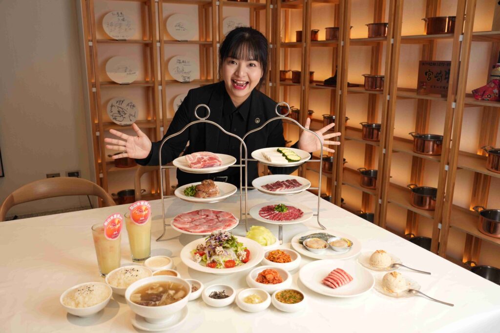 台中屋馬燒肉中秋檔期推親民優惠 聯名在地農產品創造話題 1 03 %E5%B1%8B%E9%A6%AC%E4%BB%8A%E5%B9%B4%E6%94%9C%E6%89%8B%E5%A4%A7%E8%8B%91%E5%AD%90%E6%8E%A8%E5%87%BA%E3%80%8C%E6%A2%A8%E5%B1%B1%E6%B0%B4%E8%9C%9C%E6%A1%83%E9%9B%AA%E6%B2%99%E3%80%8D%EF%BC%8C%E4%BB%A5%E6%B8%85%E7%88%BD%E6%B0%B4%E6%9E%9C%E6%BB%8B%E5%91%B3%E5%91%BC%E6%87%89%E4%B8%AD%E7%A7%8B%E7%9A%84%E5%9C%98%E8%81%9A%E6%B0%9B%E5%9C%8D%EF%BC%8C%E4%B9%9F%E6%94%AF%E6%8C%81%E5%9C%A8%E5%9C%B0%E5%B0%8F%E8%BE%B2%E5%A5%91%E4%BD%9C%E3%80%82