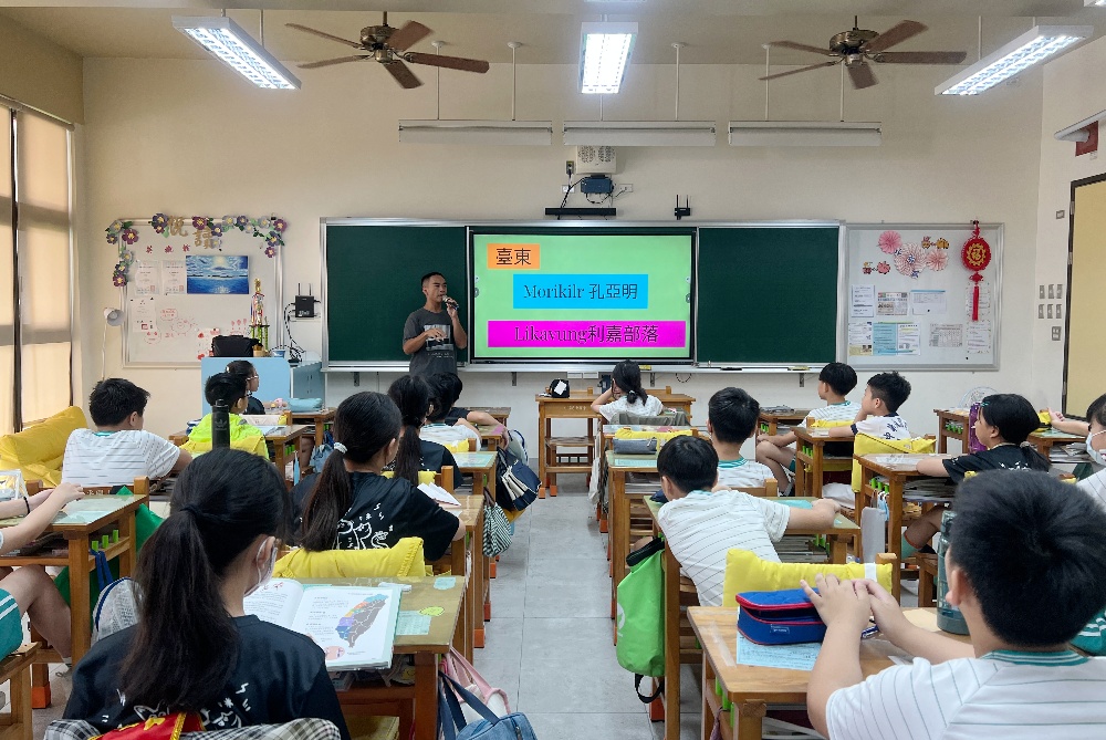 唱出文化搖籃:2025 凱達格蘭文化館「文化宅急便」到校推廣啟動 3 ▲唱出文化搖籃,讓孩子們在校園裡嘗試不同族群文化。