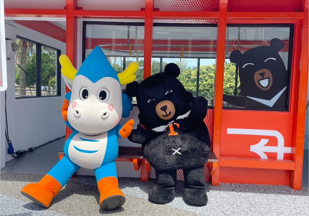 ▲觀光署吉祥物「喔熊」與東北角吉祥物「福氣龍」到場共襄盛舉。