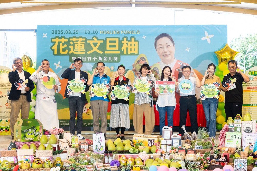 ▲花蓮文旦柚行銷活動北台灣登場搭合照。