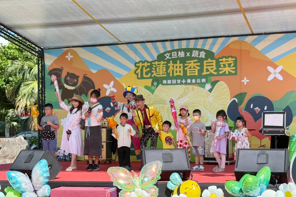 2025花蓮柚香良菜市集登場 千人湧入石雕公園 續推文旦柚行銷熱潮 3 ▲親子互動氣球泡泡等表演,趣味十足。