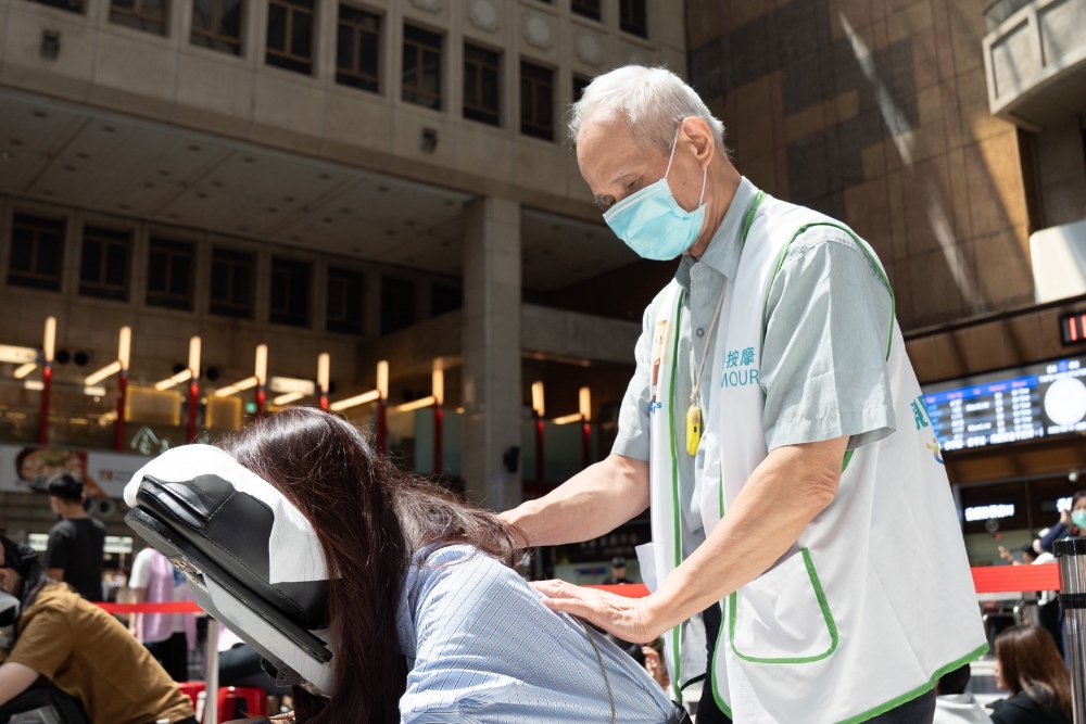 9/14決戰臺北車站!10位視障按摩好手爭奪「神之摩手」冠軍榮耀 3 ▲活動現場安排20位視障按摩師提供免費專業按摩體驗。(圖/臺北市政府勞動局提供)