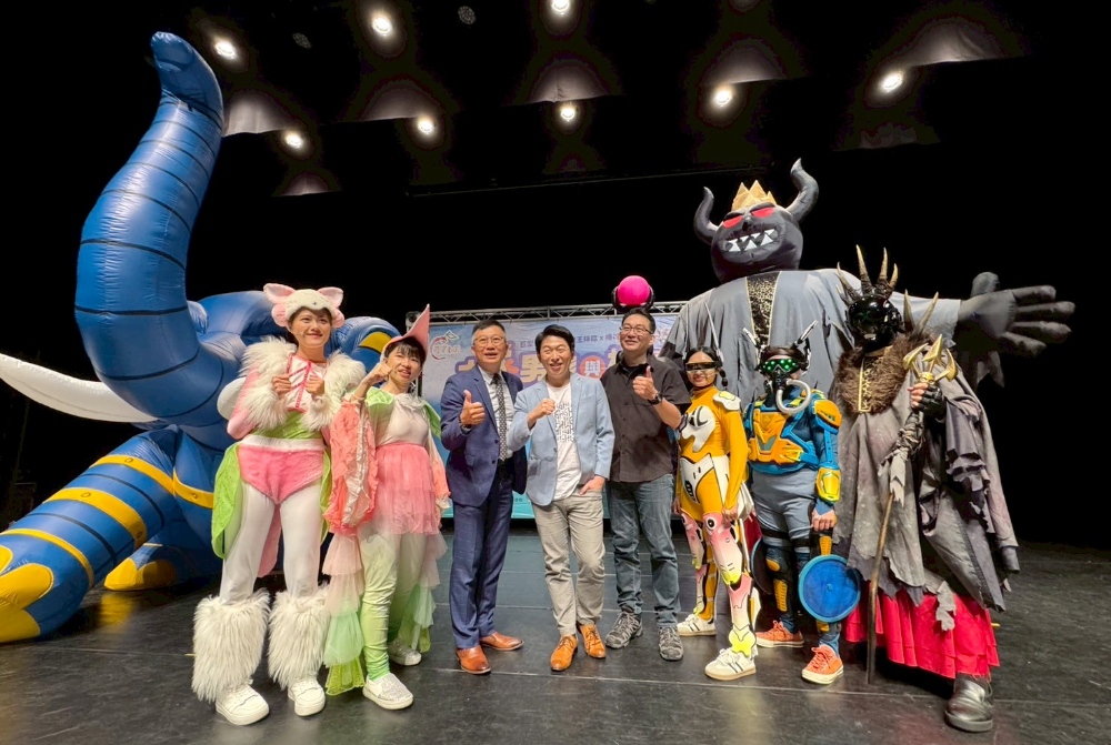 2025蘋果劇團舞動生命的奇蹟《大象男孩與機器女孩》即將撼動全台 4 ▲2025蘋果劇團《大象男孩與機器女孩》即將登場。(圖/蘋果劇團提供)