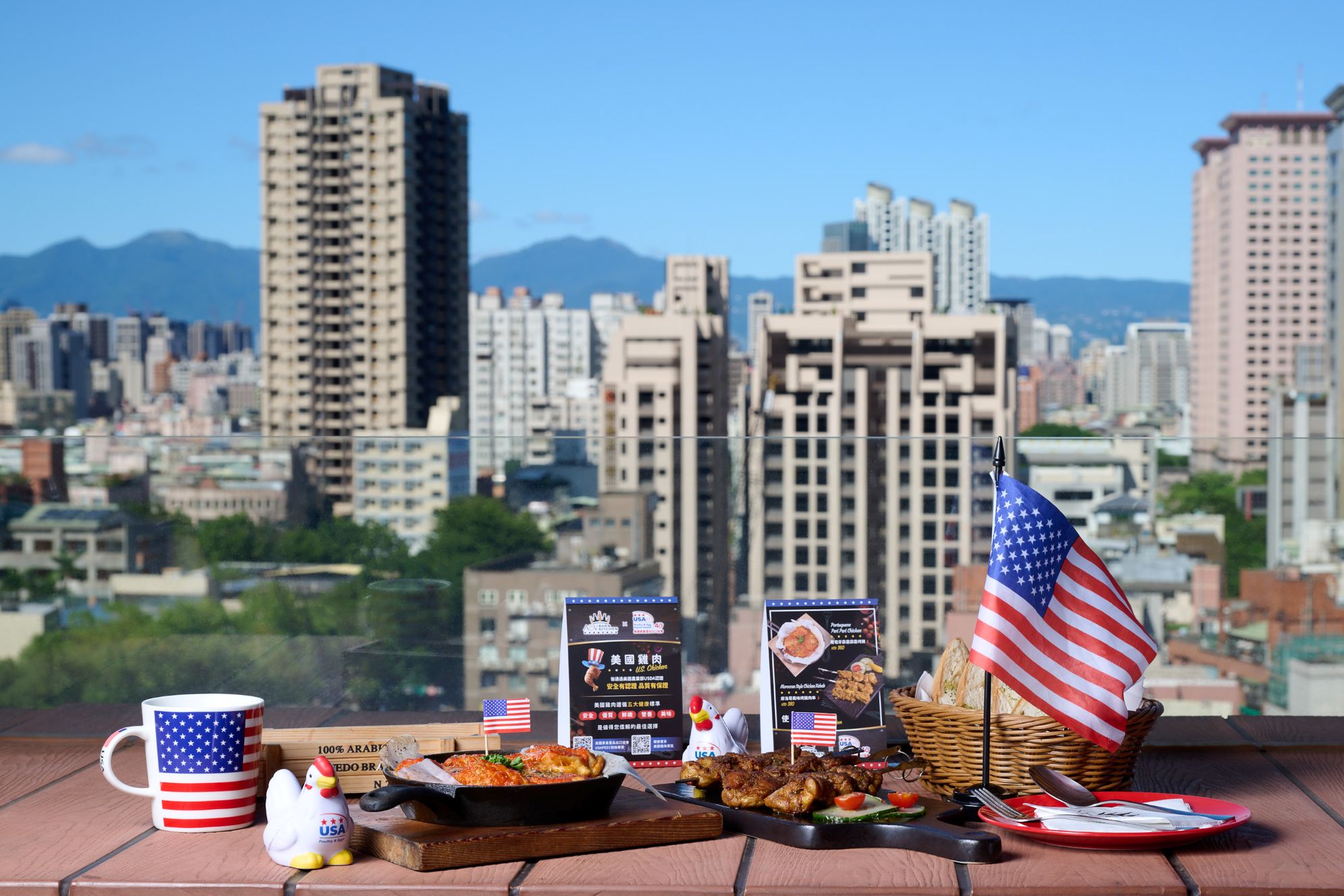 ▲ABV 閣樓餐酒館精選通過HACCP認證的「美國雞肉」，打造歐陸美饌「葡萄牙霹靂霹靂烤雞」與「摩洛哥風味烤雞肉串」，呈現辛香濃郁的異國風情。（圖／美國家禽蛋品出口協會提供）