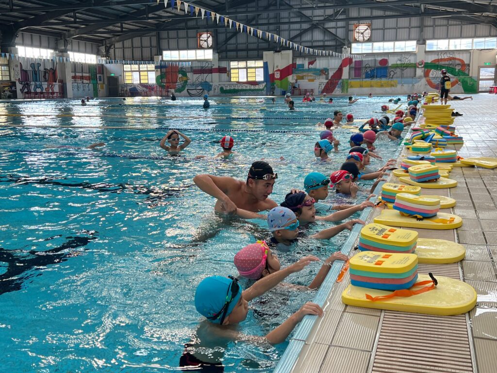 投入逾6千萬推動「台中尚泳計畫」 中市府全面提升學校游泳教學 1 115%E5%B9%B4%E5%B8%82%E5%BA%9C%E5%B0%87%E6%8A%95%E5%85%A5 6 032 %E8%90%AC%E5%85%83%E7%B6%93%E8%B2%BB%E6%8E%A8%E5%8B%95 %E5%8F%B0%E4%B8%AD%E5%B0%9A%E6%B3%B3%E8%A8%88%E7%95%AB