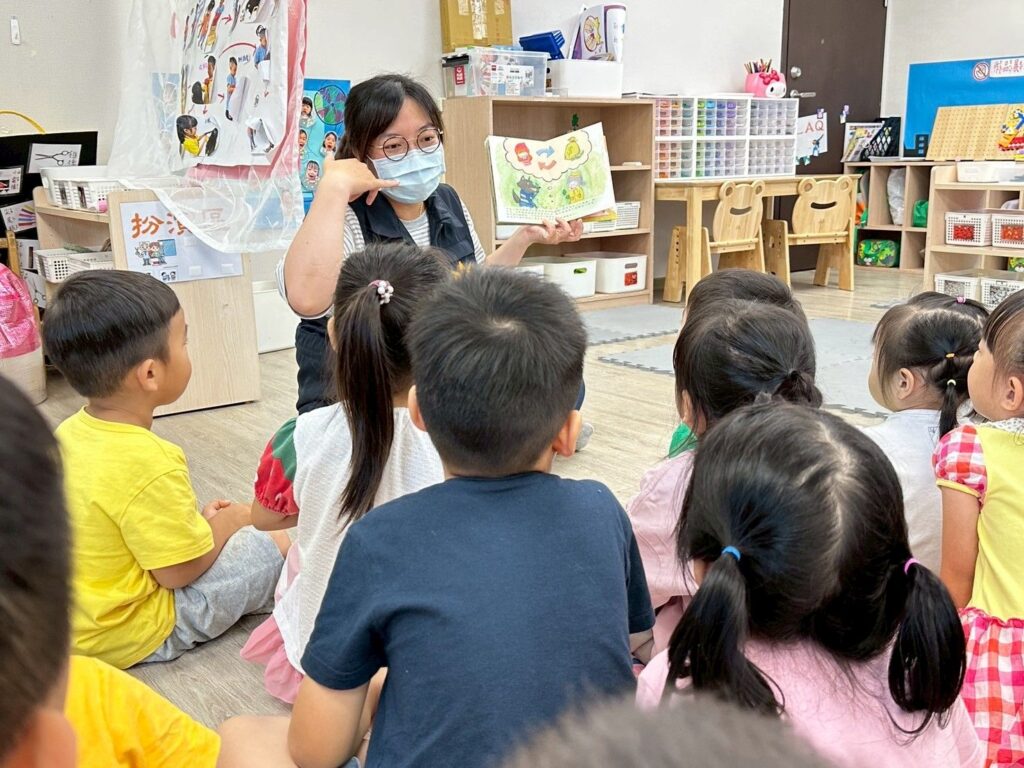 波麗士走入教保中心 攜親子說故事 開心體驗小警察 8 1758084854400