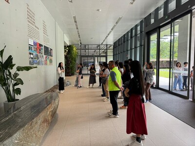 參加者前往深圳華大生命科學研究院參觀，並與當地專業人士深入交流。