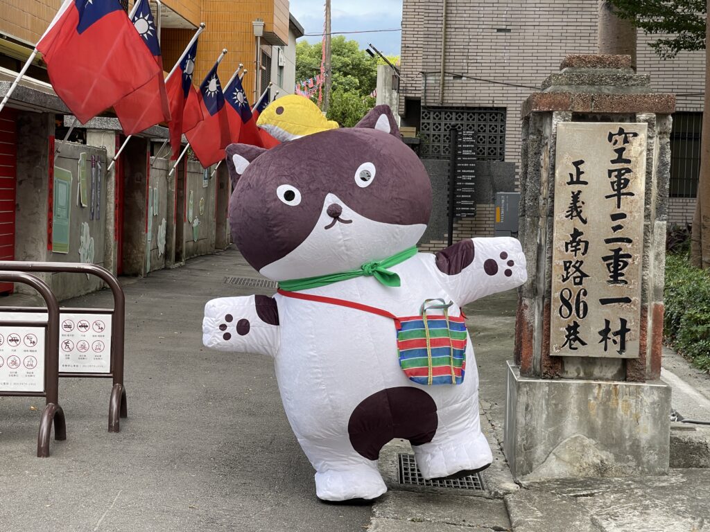 %E3%80%8C2025%E6%96%B0%E5%8C%97%E5%B8%82%E7%9C%B7%E6%9D%91%E6%96%87%E5%8C%96%E7%AF%80%E3%80%8D%E8%88%87%E4%BA%BA%E6%B0%A3%E6%8F%92%E7%95%AB%E8%A7%92%E8%89%B2%E3%80%8C%E9%98%BF%E5%96%B5%E8%8F%9C%E5%B8%82%E5%A0%B4%E3%80%8D%E5%90%88%E4%BD%9C%EF%BC%8C%E5%89%B5%E9%80%A0%E8%A6%AA%E5%88%87%E5%8F%AF%E6%84%9B%E7%9A%84%E6%96%B0%E8%A7%92%E8%89%B2%E3%80%8C%E5%B0%8F%E6%9D%91%E5%96%B5%E3%80%8D%EF%BC%8C%E4%BB%A5%E6%93%AC%E4%BA%BA%E5%8C%96%E7%9A%84%E8%B2%93%E5%92%AA%E8%A6%96%E8%A7%92%EF%BC%8C%E9%99%AA%E4%BC%B4%E5%A4%A7%E5%AE%B6%E6%8E%A2%E7%B4%A2%E7%9C%B7%E6%9D%91%E6%96%87%E5%8C%96