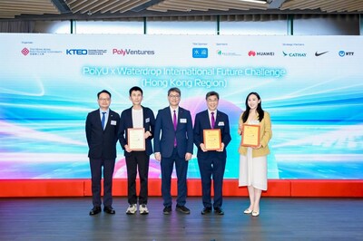 圖：趙汝恆（左三）爲此次賽事做出貢獻的企業頒發感謝證書，左二爲沈鵬