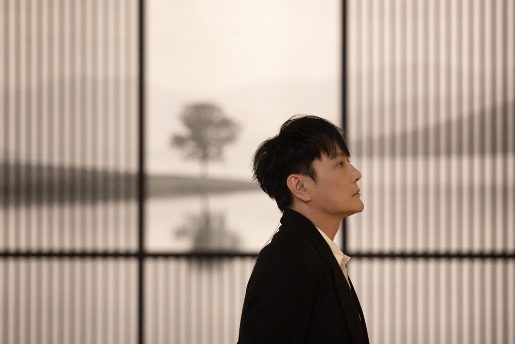 九冠王張信哲霸榜再進擊 上博封館首拍〈這世的名字〉MV 1 AA6I1168 6